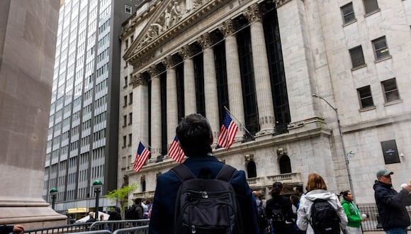 Los peatones caminan por Wall Street cerca de la Bolsa de Valores de Nueva York (NYSE) en Nueva York, EE.UU., el jueves 16 de mayo de 2024. Fotógrafo: Alex Kent/Bloomberg