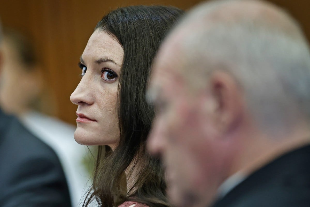 (Izq. a der.) Lindsay Clancy y su abogado, Kevin Reddington, asisten a una audiencia de estado del caso Clancy en el Tribunal Superior del condado de Plymouth, en Plymouth, Massachusetts, el 29 de septiembre de 2026. (Foto de Greg Derr / POOL / AFP)
