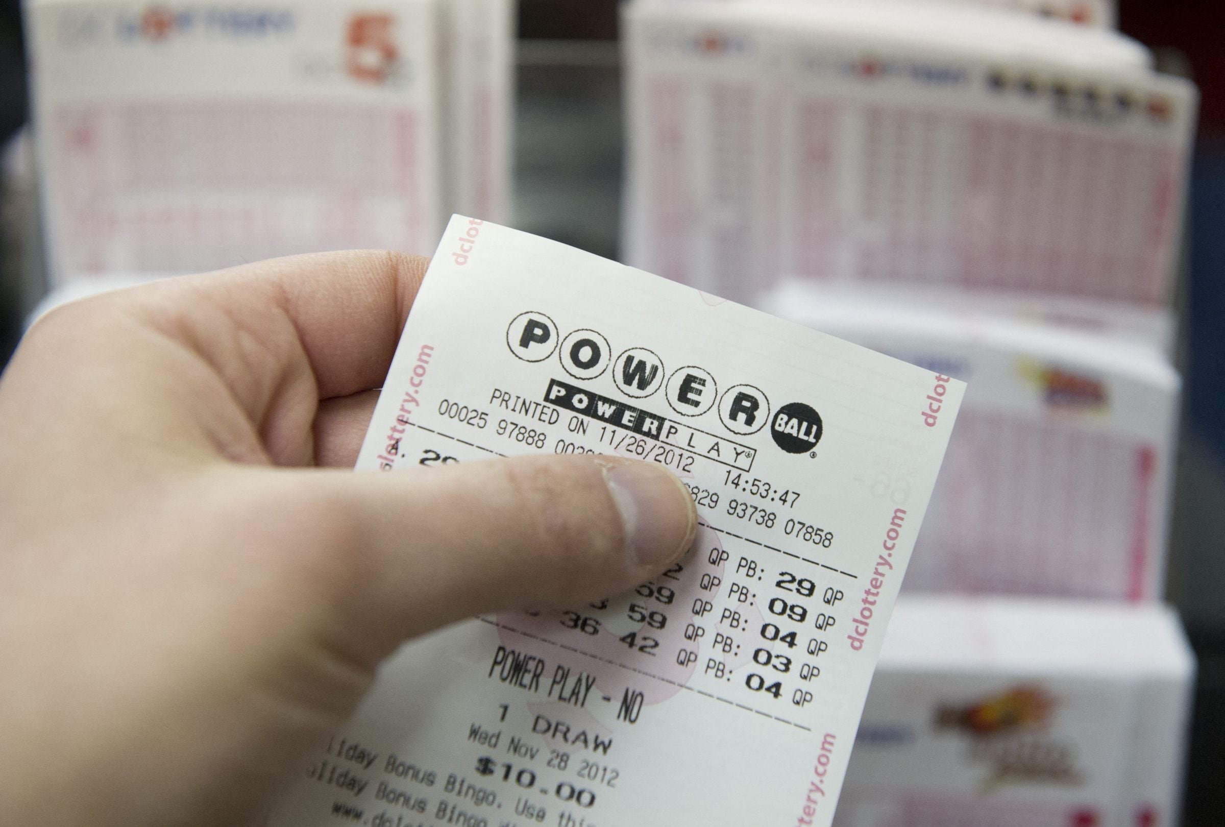 Revisa esta nota para que descubras quién ganó el Powerball hoy, lunes 04 de mayo, en EE.UU. (Foto: SAUL LOEB / AFP)