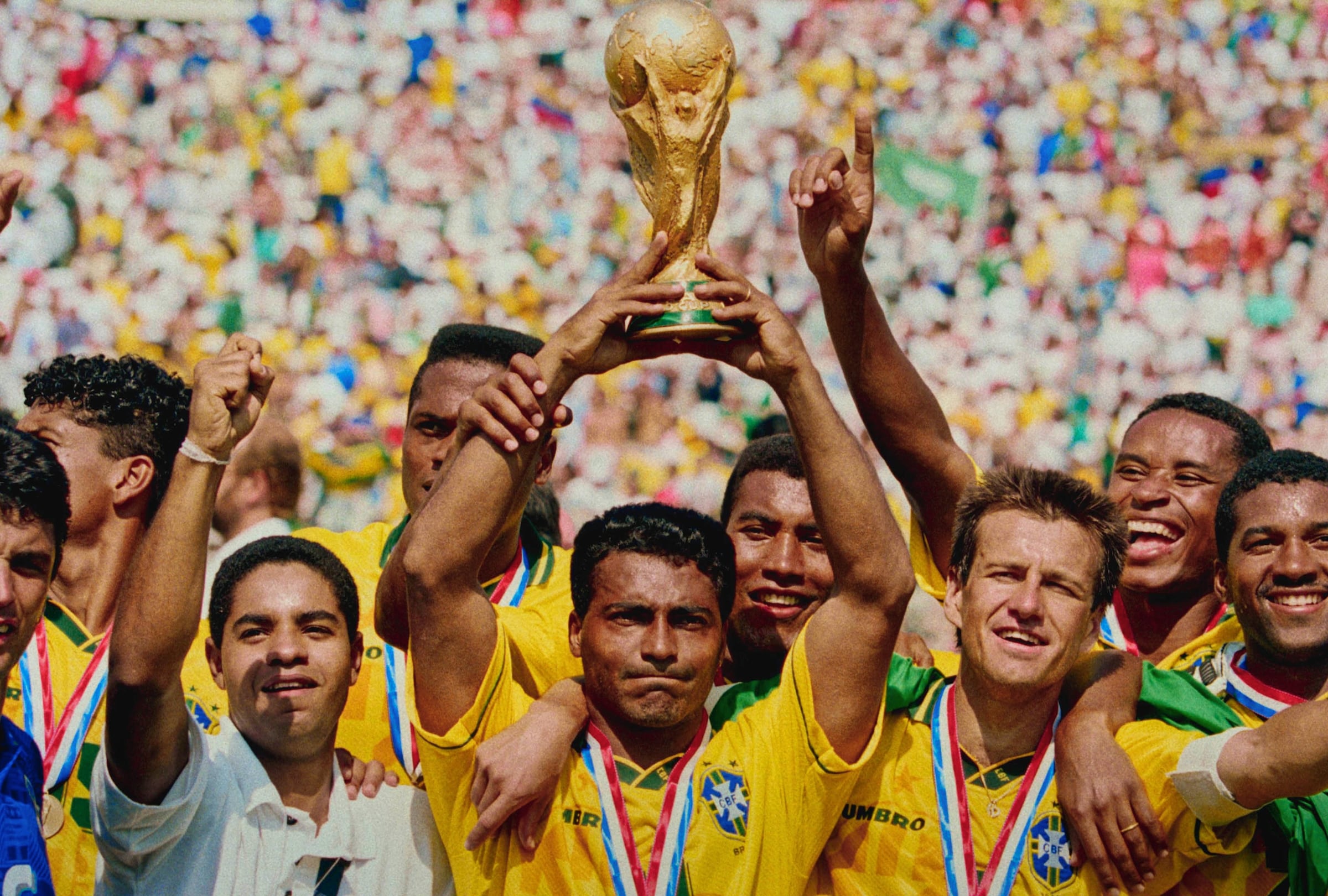 El documental "Tetracampeones: Brasil volvió a creer" narra la inmensa presión social y el viaje de la selección brasileña para romper una dolorosa racha de más de dos décadas sin coronarse campeones mundiales (Foto: Netflix)