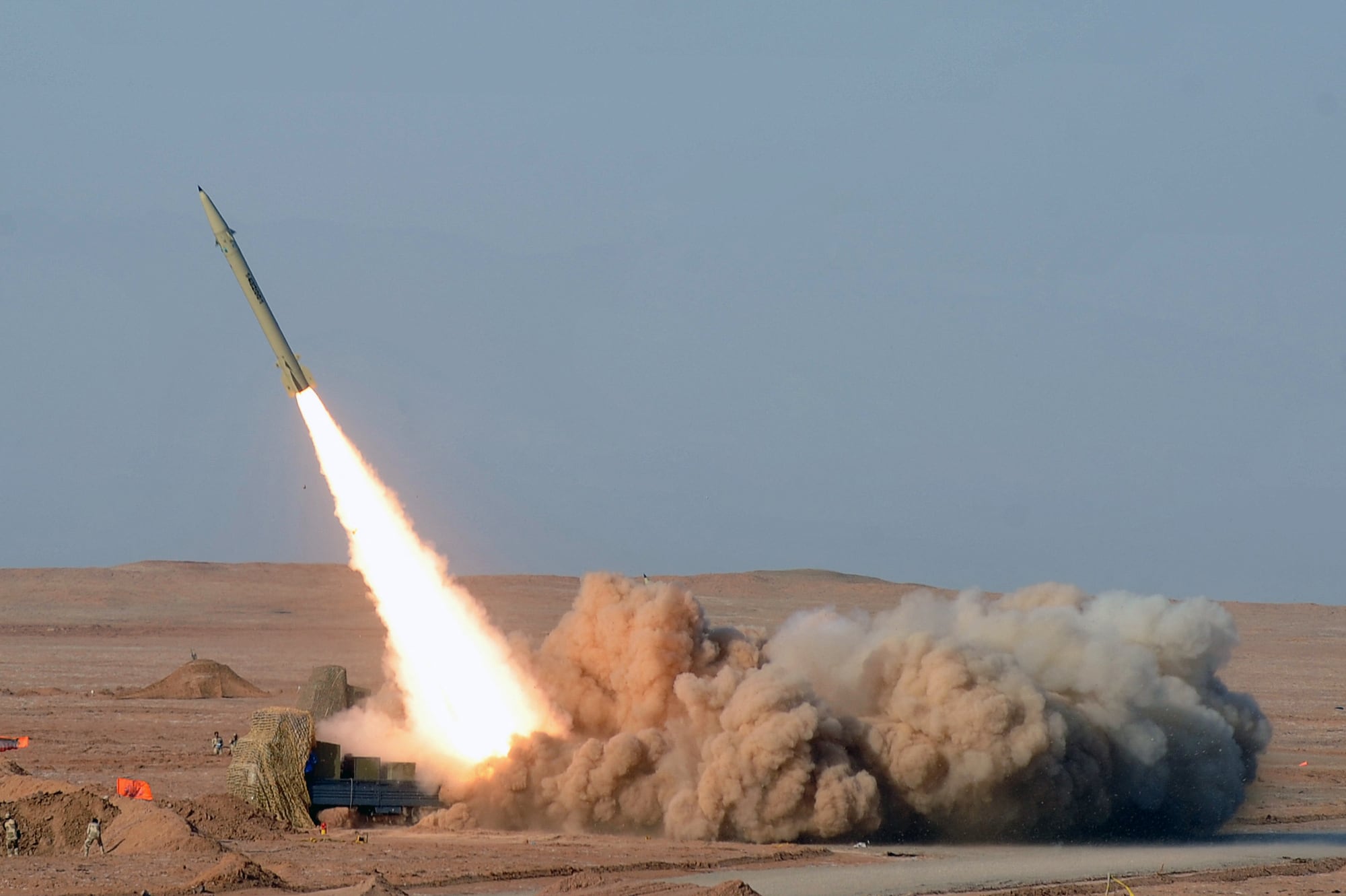 Un misil de Irán de corto alcance (Fateh) es lanzado durante ejercicios militares, denominados Gran Profeta-7, por la Guardia Revolucionaria de élite de Irán en un lugar no revelado del desierto de Kavir. (FOTO AFP/ISNA/ARASH).