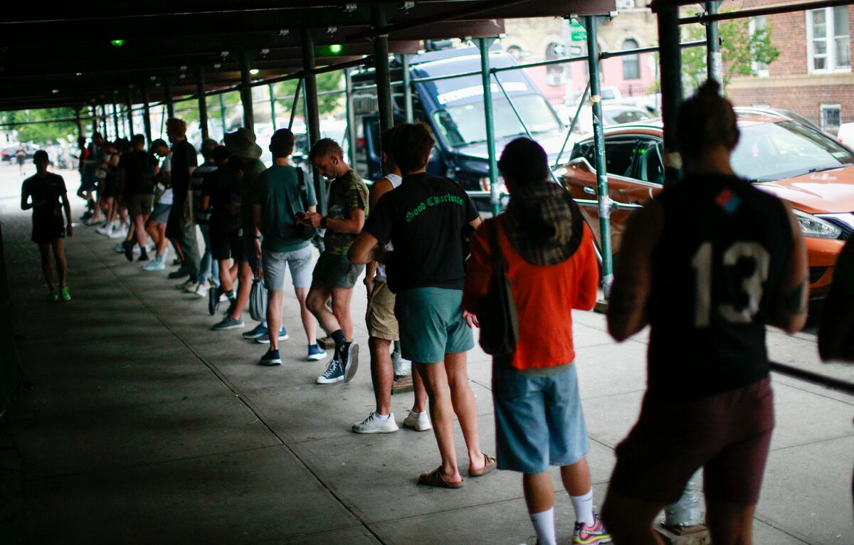 La gente espera en fila para recibir la vacuna contra la viruela del mono antes de la apertura de un nuevo sitio de vacunación masiva en el Bushwick Education Campus en Brooklyn el 17 de julio de 2022 en la ciudad de Nueva York. (Foto: Kena Betancur / AFP)