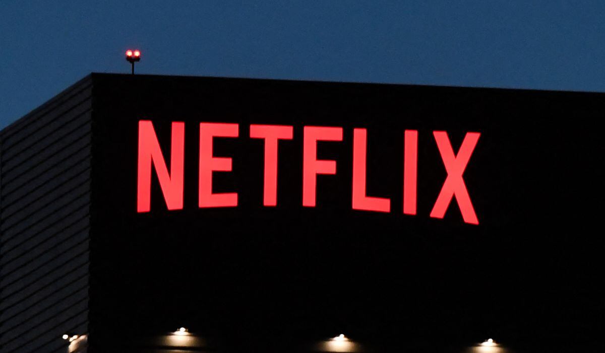 El logo de Netflix en un edificio (Foto: AFP)