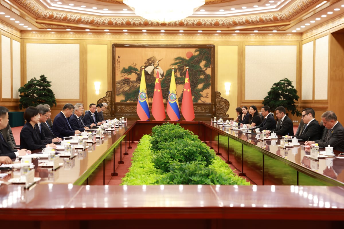 AME201. PEKÍN (CHINA), 18/08/2026.- Fotografía cedida por la Presidencia de Ecuador que muestra a su mandatario, Daniel Noboa (c-d), y al presidente de China, Xi Jinping (c-i), durante una reunión oficial este martes, en Pekín (China). China asignará 42,7 millones de dólares en cooperación no reembolsable a Ecuador. EFE/ Presidencia de Ecuador /SOLO USO EDITORIAL/ NO VENTAS/ SOLO DISPONIBLE PARA ILUSTRAR LA NOTICIA QUE ACOMPAÑA (CRÉDITO OBLIGATORIO)