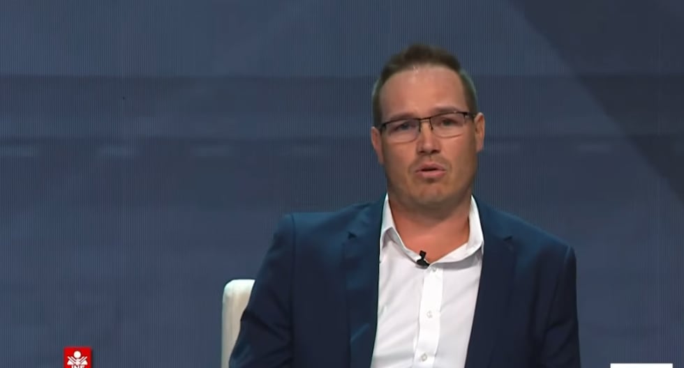 Colonel George Forsyth George Forsyth apunta conectar a todos los colegios del Perú con ...
