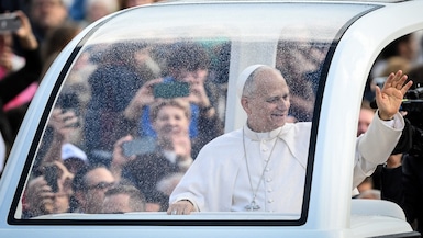 La lluvia no detuvo al Papa León XIV en el encuentro con los fieles en el Vaticano (Foto: AFP)