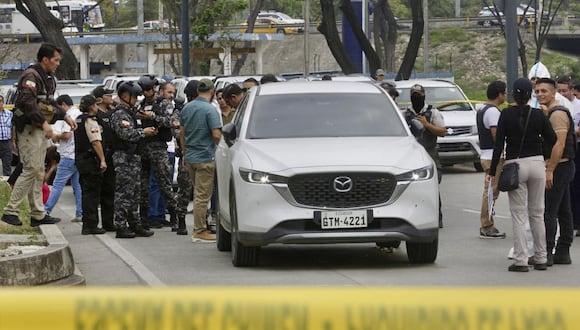 Miembros de la Policía Nacional permanecen en el lugar donde el fiscal César Suárez fue asesinado a tiros en Guayaquil, Ecuador, el 17 de enero de 2024. (Foto de CRISTIAN VINUEZA/AFP)