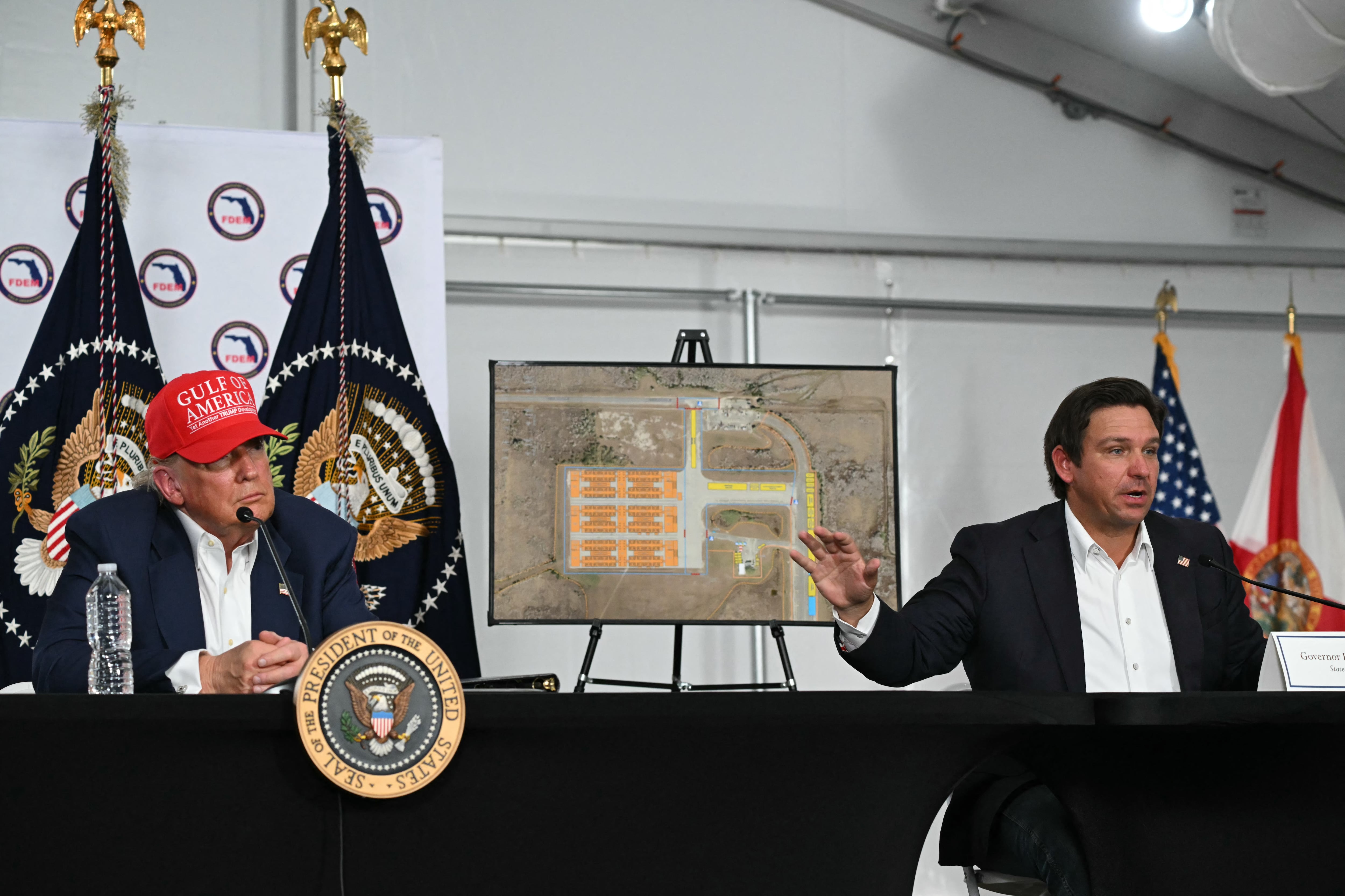 El presidente de Estados Unidos, Donald Trump, y el gobernador de Florida, Ron DeSantis, en el centro de detención de inmigrantes Alligator Alcatraz (Foto: AFP)
