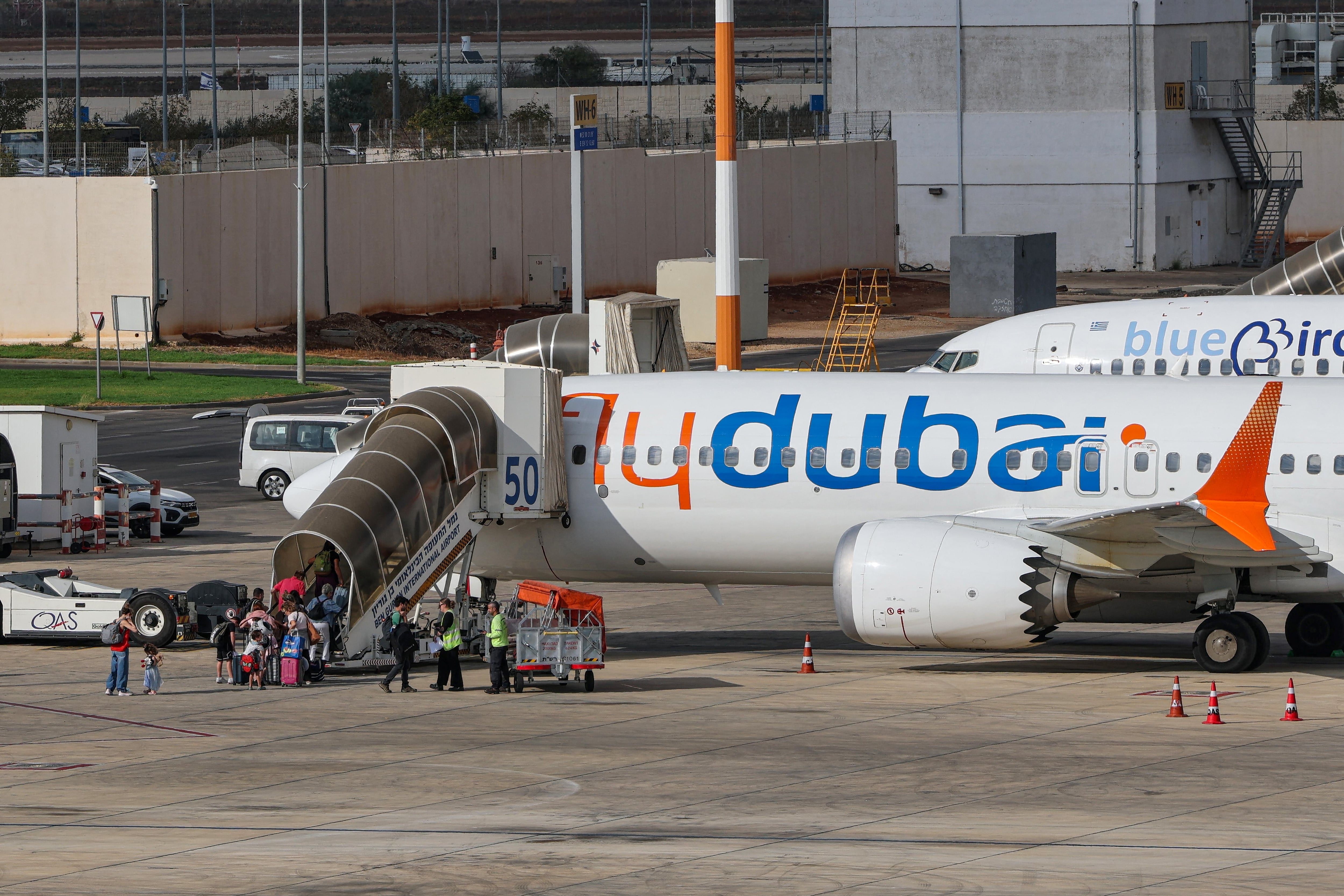 Pasajeros abordan un vuelo de FlyDubai con destino a Dubái, antes de despegar del aeropuerto Ben Gurion, cerca de Tel Aviv, el 30 de septiembre de 2026. (Foto de Jack GUEZ / AFP).