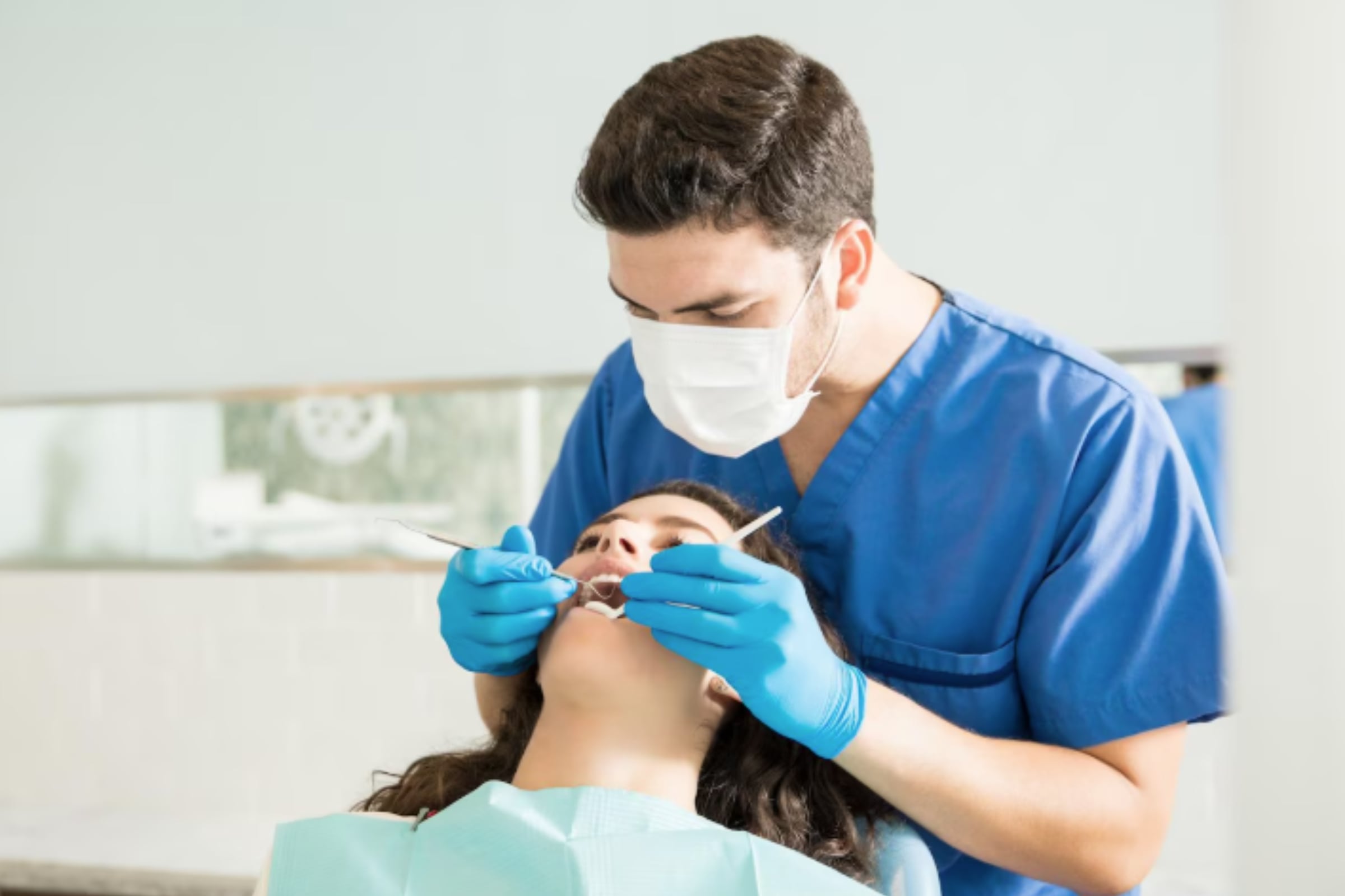 Los dentistas inmigrantes que laboran en California deben estar pendientes a estas nuevas reglas (Crédito: Freepik / Imagen referencial)