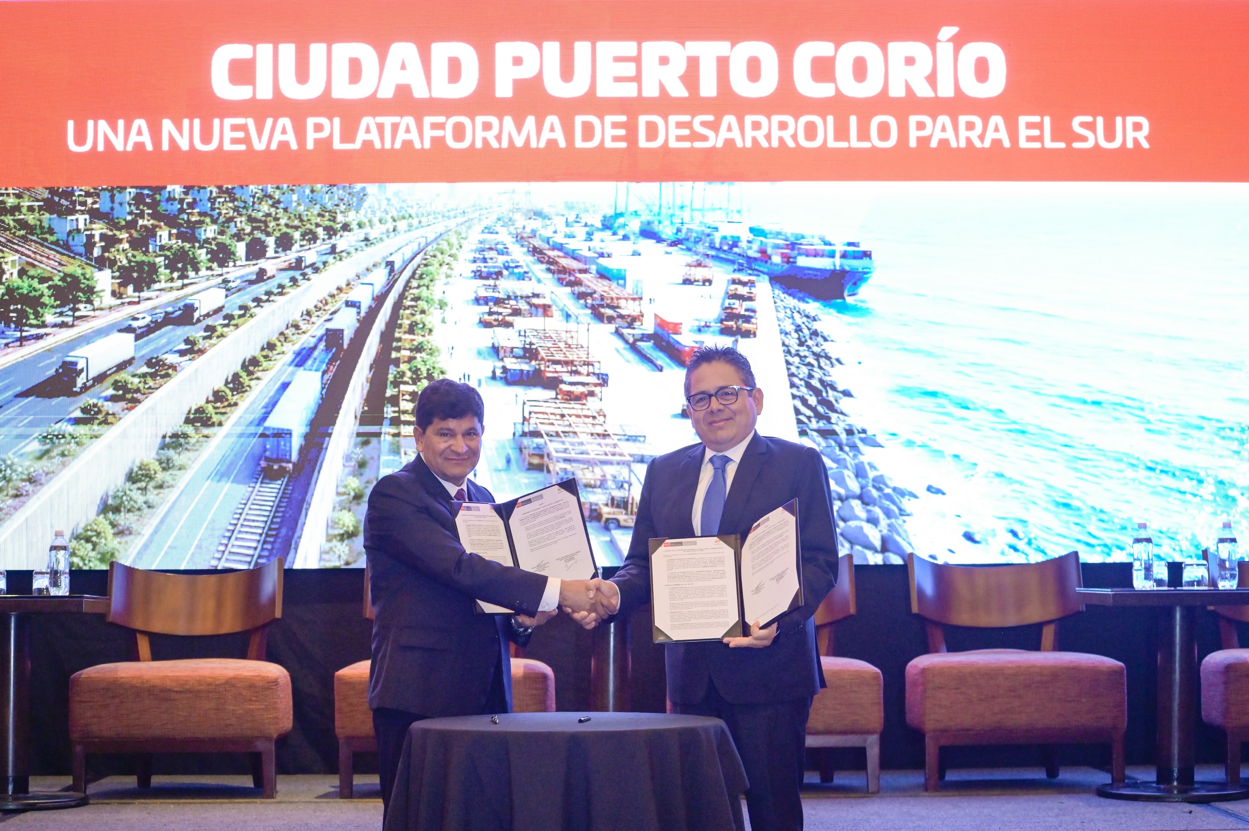 Rohel Sánchez (izquierda), gobernador regional de Arequipa, junto a Luis Del Carpio (derecha), presidente ejecutivo de ProInversión, tras firmar el convenio colaborativo para Corío. Foto: ProInversión.