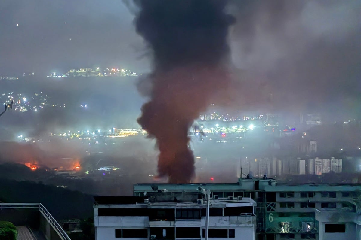 Humo elevándose sobre Caracas después de una serie de explosiones parte de una operación militar estadounidense que condujo a la captura de Nicolás Maduro, el 3 de enero de 2026. (Jose ABREU / @Jabreu89 / X / AFP)
