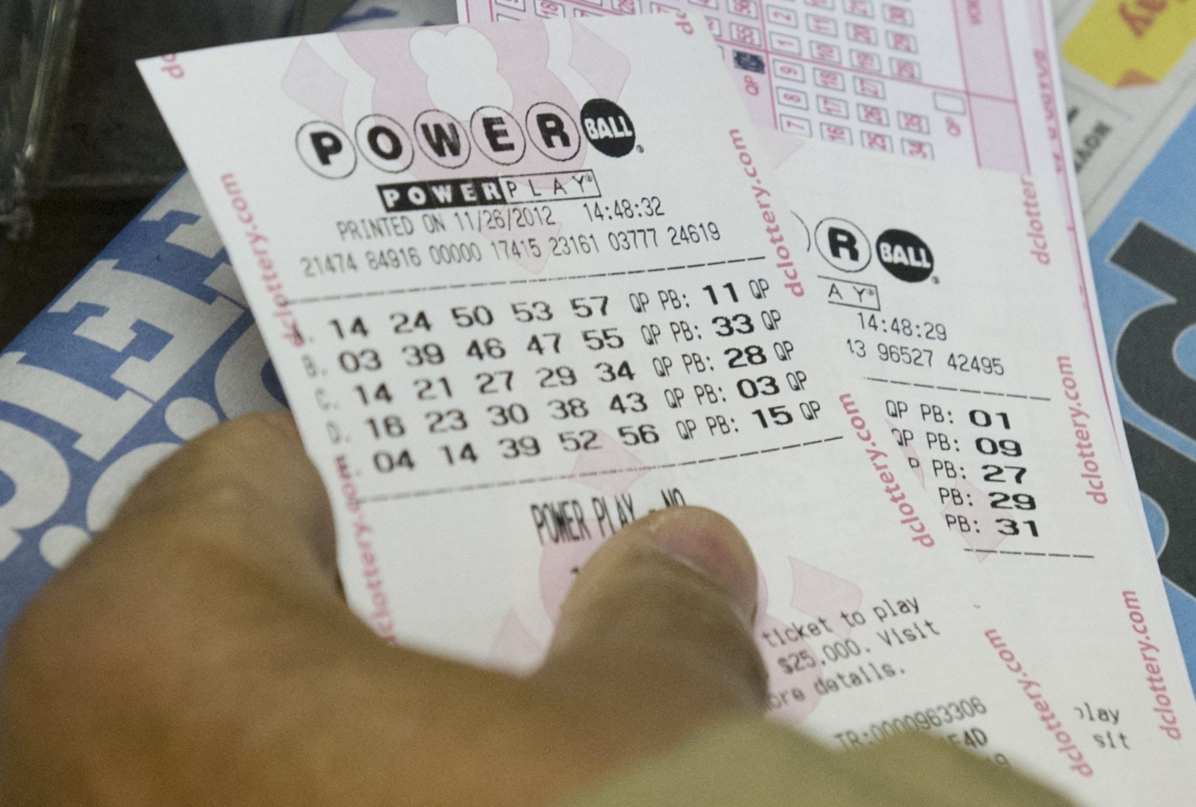 En esta nota conocerás los resultados del sorteo del Powerball del lunes 30 de marzo y descubrir si alguien se quedó con el premio mayor. (Foto: SAUL LOEB / AFP)