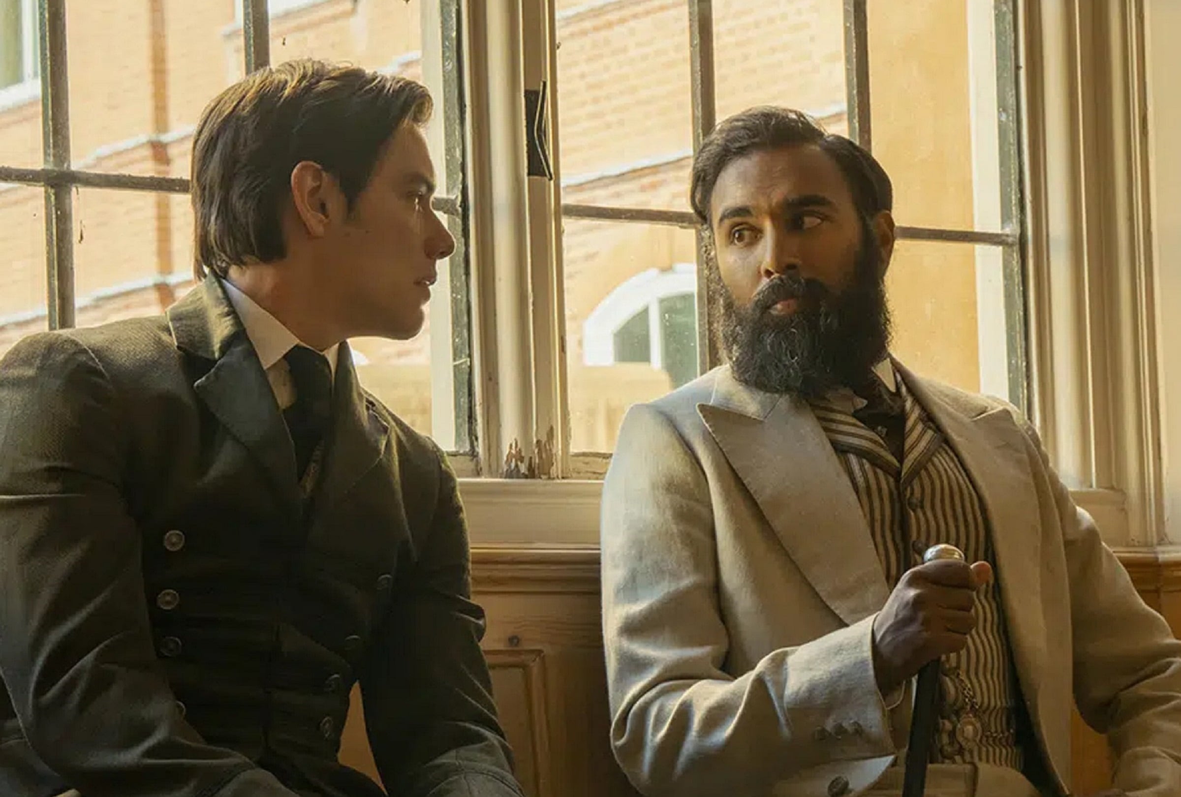 Louis Partridge interpreta a Tewkesbury y Himesh Patel interpreta al Dr. Watson en la tercera y última película de la saga "Enola Holmes" (Foto: Netflix)