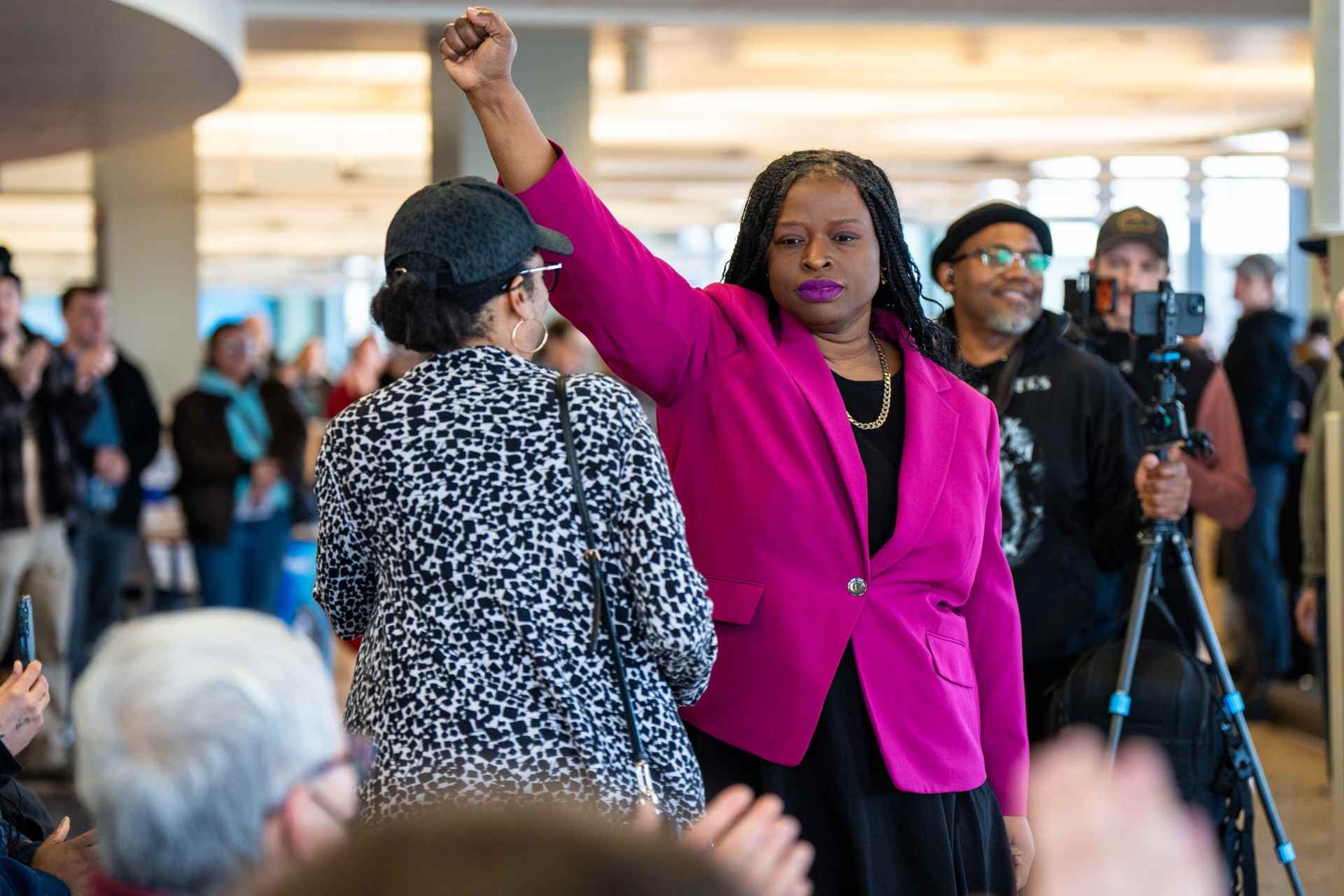 Nekima Levy Armstrong alza el puño tras hablar en una concentración en honor a Martin Luther King Jr en St. Paul, Minnesota, el 19 de enero del 2026. (AP foto/Angelina Katsanis)