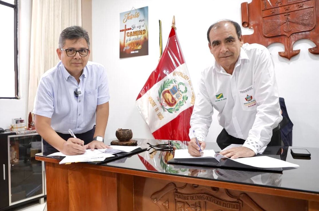 El presidente ejecutivo de ProInversión, Luis Del Carpio (izquierda), durante el acto protocolar realizado en la ciudad de Tambopata, que contó con la presencia del alcalde provincial, Luis Bocangel. Foto: ProInversión.