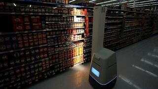 Conserjes robotizados limpiarán pisos en una tienda de Walmart