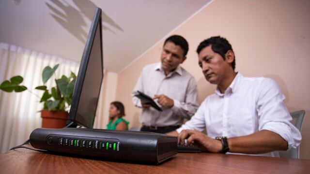 ¿Cuál es la empresa operadora que lidera mercado de internet fijo en distritos de Lima?
