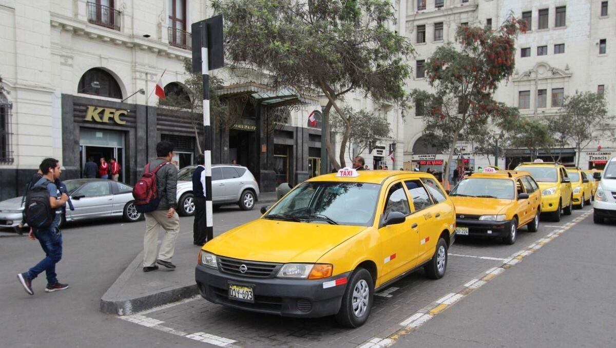 El color amarillo busca identificar a los taxis independientes habilitados, pero no todos han cumplido con el requisito. El 14 de junio se vence el plazo. Foto: MML/ Archivo.