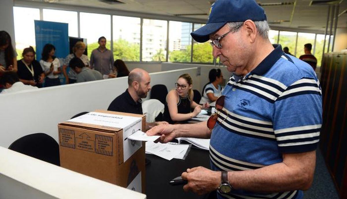 Algunos de esos miles de votantes con residencia española, en conversaciones con EFE transmitieron su preocupación por el destino del país (Foto: EFE)