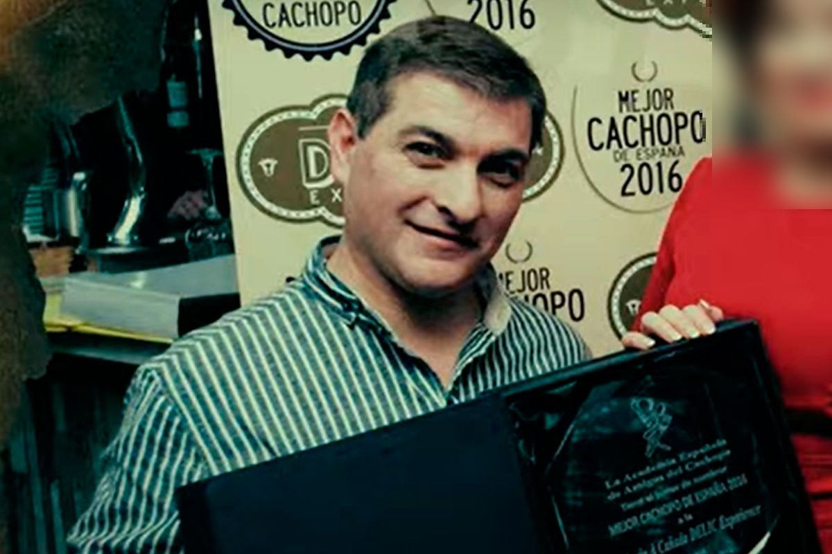 César Román Viruete mostrando su premio y autodenominándose "El Rey del Cachopo" (Foto: Netflix)