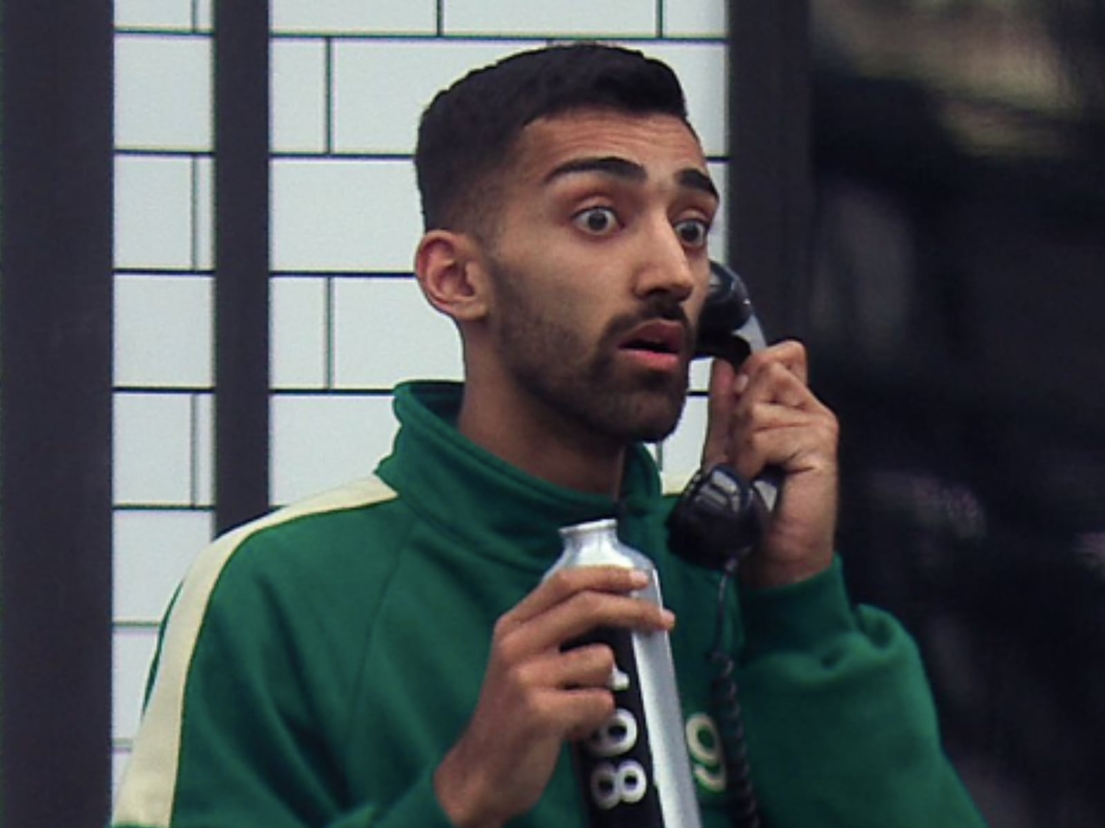 Uno de los participantes de “El juego del calamar: El desafío” sorprendido por el juego del teléfono (Foto: Netflix)