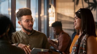 Por qué devolver la pregunta “¿Y tú qué tal?” al conversar puede ser un error, según una experta de Harvard