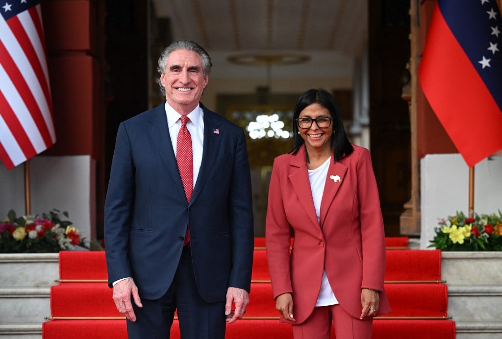 La presidenta interina de Venezuela, Delcy Rodríguez, y el secretario del Interior de Estados Unidos, Doug Burgum, reaccionan tras su encuentro en el Palacio Presidencial de Miraflores, en Caracas, el 4 de marzo de 2026. El secretario del Interior de Estados Unidos, Doug Burgum, se convirtió el 4 de marzo de 2026 en el último alto funcionario del gobierno de Trump en visitar Venezuela, en un contexto en el que Washington impulsa el aumento de la producción de petróleo y minerales en el país. (Foto de Federico PARRA / AFP)