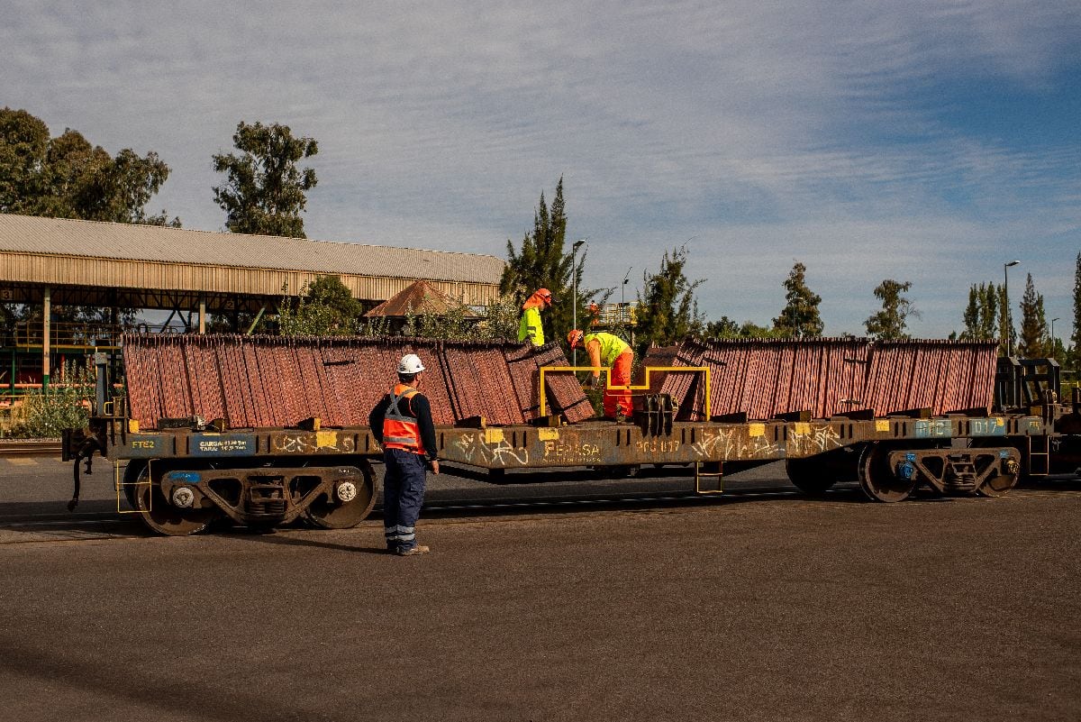 Trabajadores inspeccionan ánodos de cobre cargados para su envío en la planta de Codelco El Olivar (ETEO) en El Olivar, Chile, el miércoles 2 de abril de 2025.