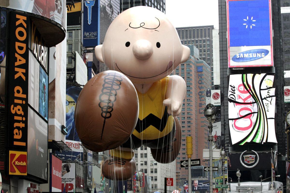 Charlie Brown recorre Times Square durante el desfile del Día de Acción de Gracias de Macy's en Nueva York el 25 de noviembre de 2004 (Foto: Timothy A. Clary / AFP)