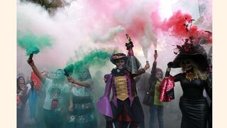 Miles de calaveras desfilan en Ciudad de México antes del Día de los Muertos