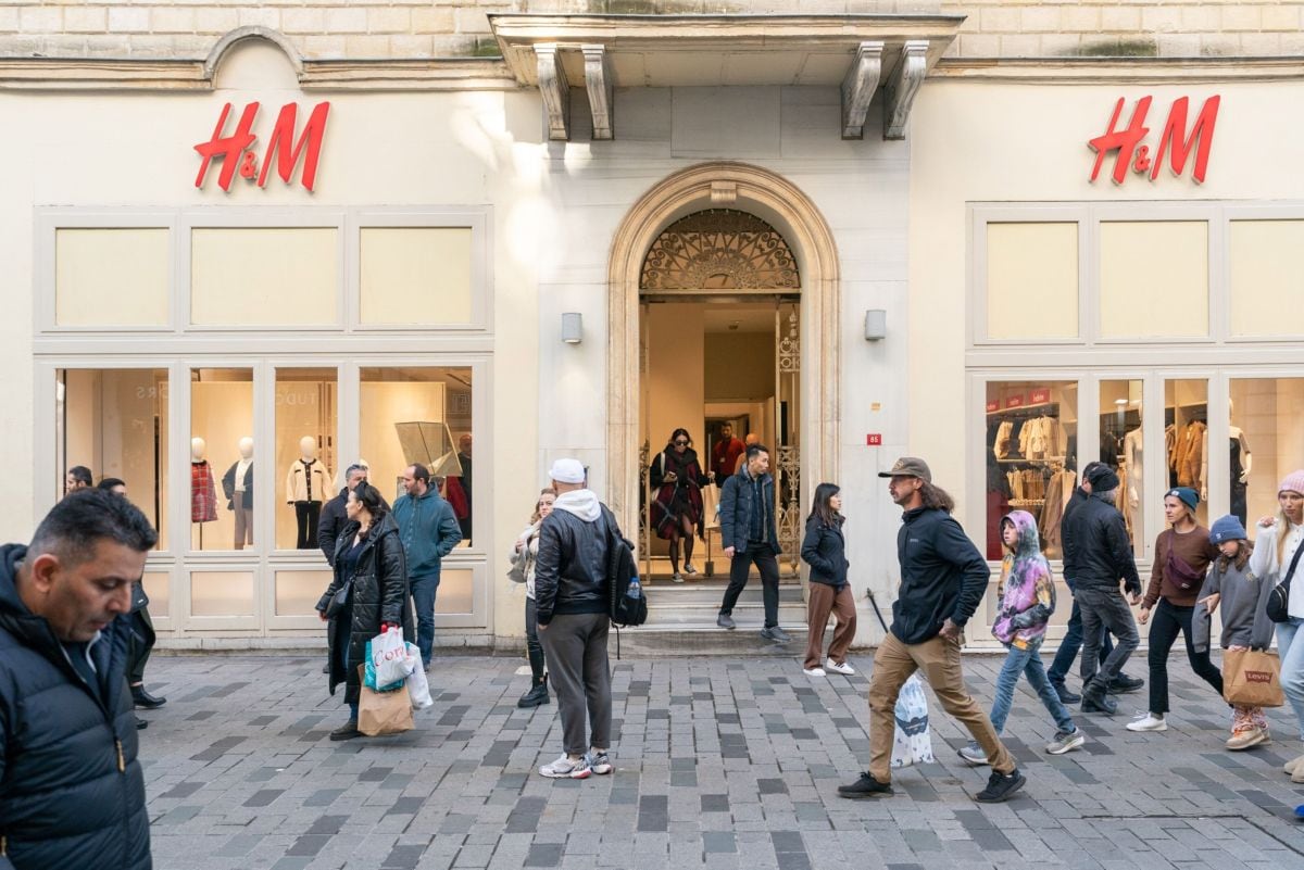 Los compradores pasan por una tienda de ropa de Hennes & Mauritz (H&M) en la calle Istiklal en el distrito Beyoglu de Estambul, Turquía, el martes 19 de diciembre de 2023.