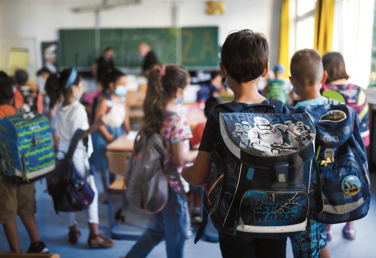 Candidatos presentan propuestas para impulsar la educación con mejor salario docente, universidades innovadoras y articulación entre tecnología, producción y desarrollo nacional. (Foto: AFP)