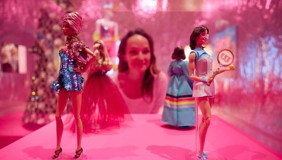 Unas muñecas Barbie inspiradas en la modelo británica Adwoa Aboah (izq.) y en la tenista estadounidense Billie Jean King, expuestas en el Museo del Diseño de Londres, en una imagen del 1 de julio de 2024 © Benjamin Cremel / AFP