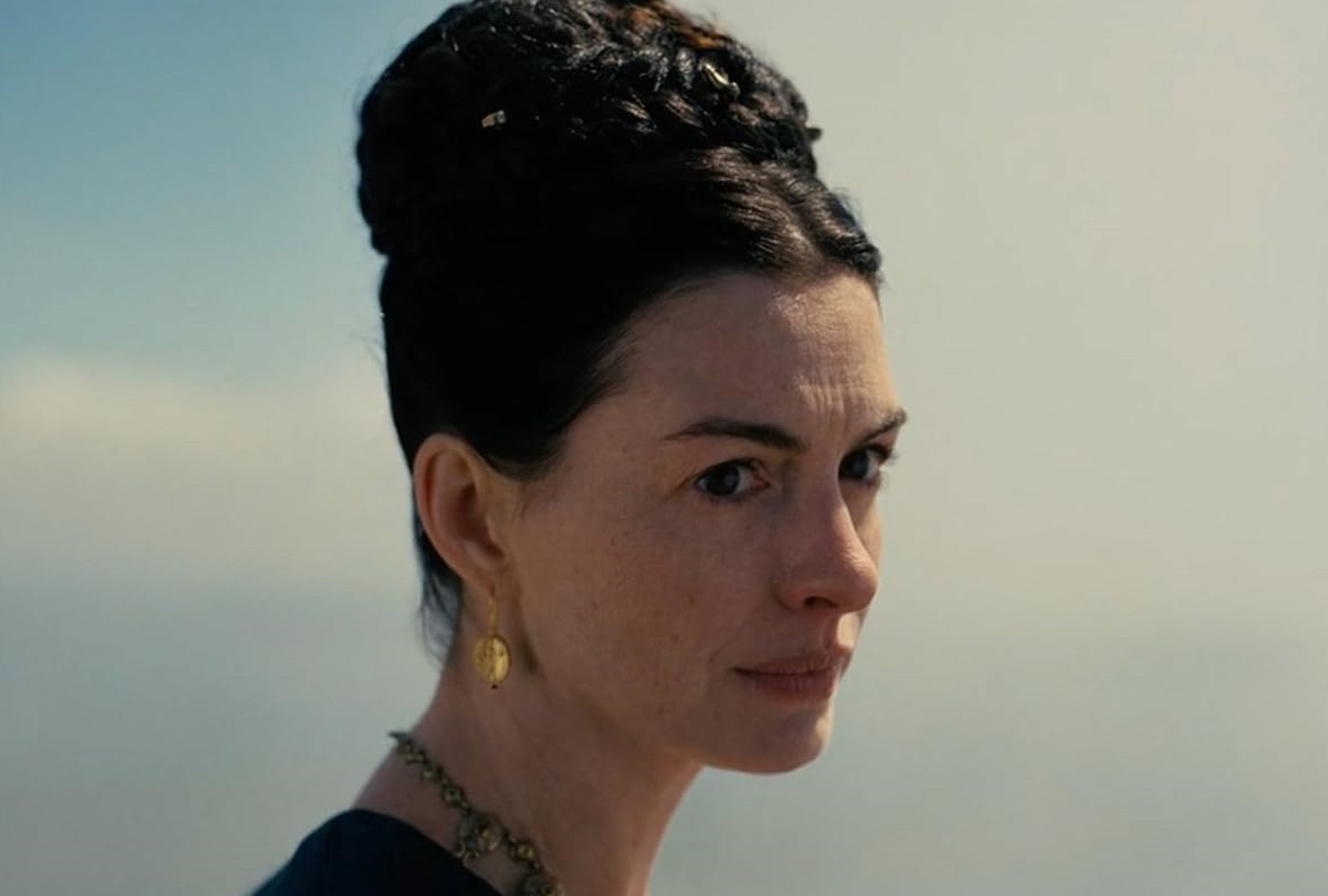 Anne Hathaway como Penélope, la esposa de Odiseo y la madre de Telémaco, en la película "The Odyssey", producida por Emma Thomas y Christopher Nolan (Foto: Universal Pictures)