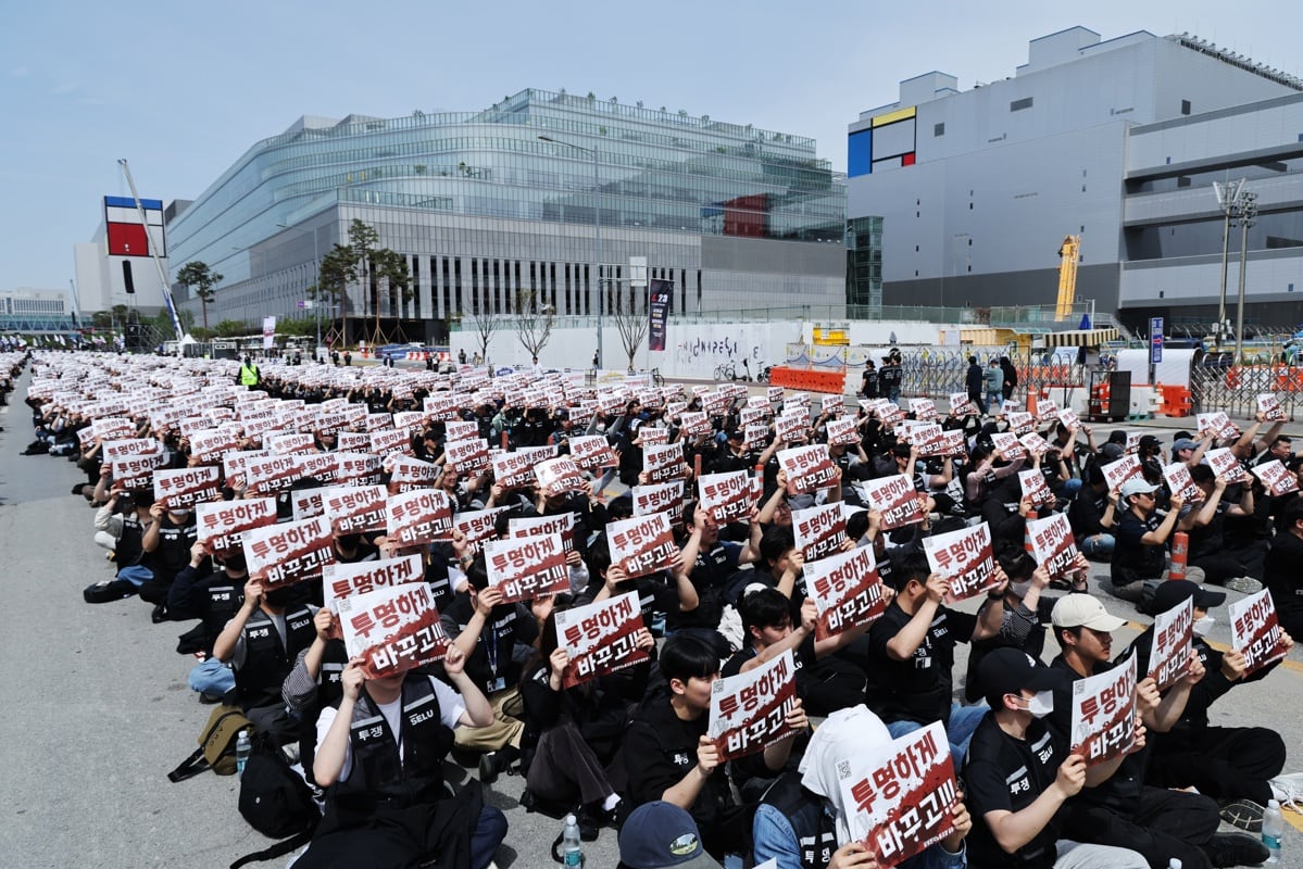 Miembros del sindicato de Samsung Electronics portan pancartas con el lema «Cambio Transparente» durante una protesta frente a la planta de semiconductores de la compañía en Pyeongtaek, Corea del Sur, el 23 de abril de 2026. (Foto: EFE/EPA/HAN MYUNG-GU)