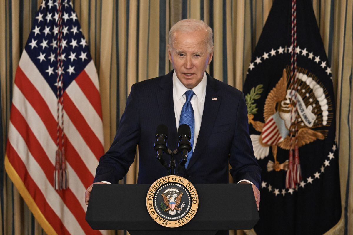 El presidente estadounidense Joe Biden habla sobre los esfuerzos de su administración para combatir el crimen y hacer que las comunidades sean más seguras, en el Comedor Estatal de la Casa Blanca en Washington, DC, el 28 de febrero de 2024 (Foto: Jim Watson / AFP)