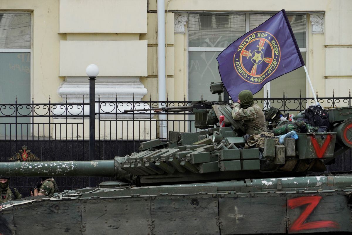 Miembros del grupo Wagner sentados encima de un tanque en una calle de la ciudad de Rostov-on-Don, el 24 de junio de 2023. (Foto de STRINGER / AFP)