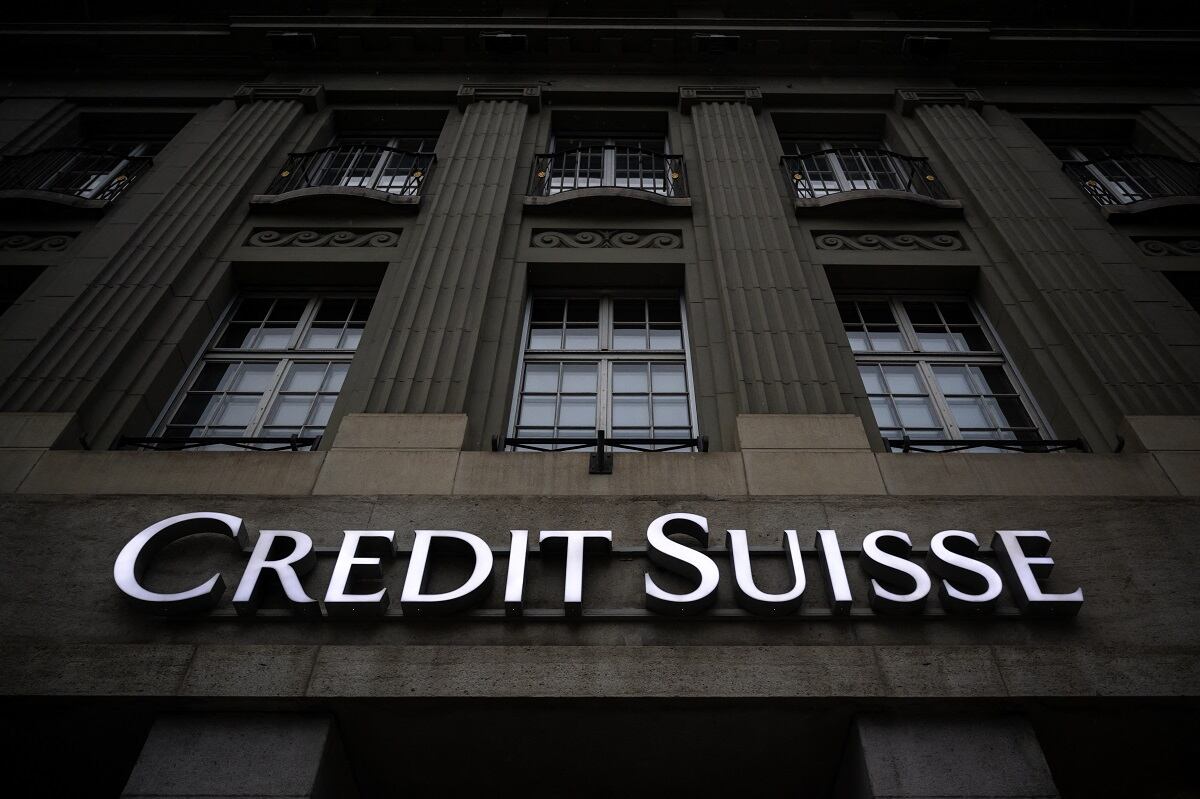 Banca suiza Credit Suisse, fachada de un edificio en Berna. (Foto de Fabrice COFFRINI / AFP)