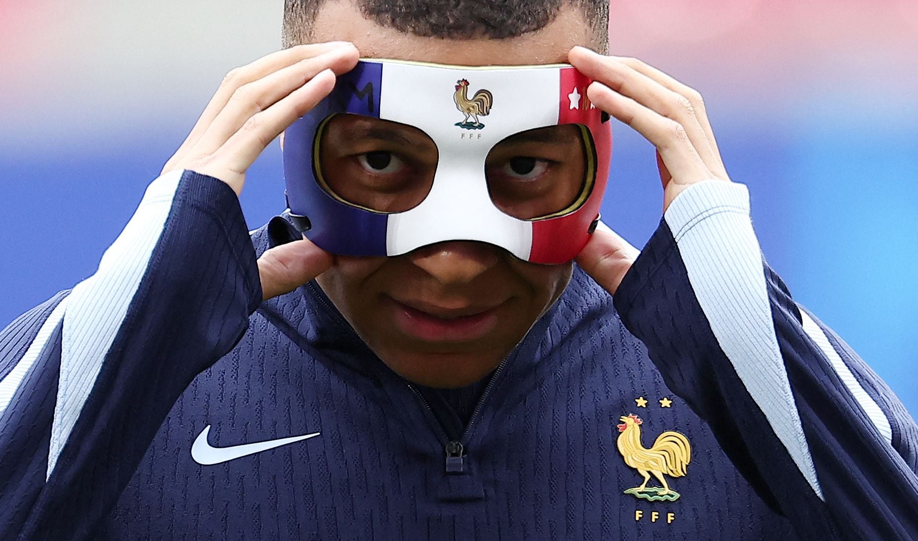 El delantero francés Kylian Mbappé se ajusta la mascarilla durante una sesión de entrenamiento del MD-1 en el estadio de Leipzig el 20 de junio de 2024, víspera del partido de la fase de grupos D de la UEFA Euro 2024 contra los Países Bajos. (Foto de FRANCK FIFE / AFP)