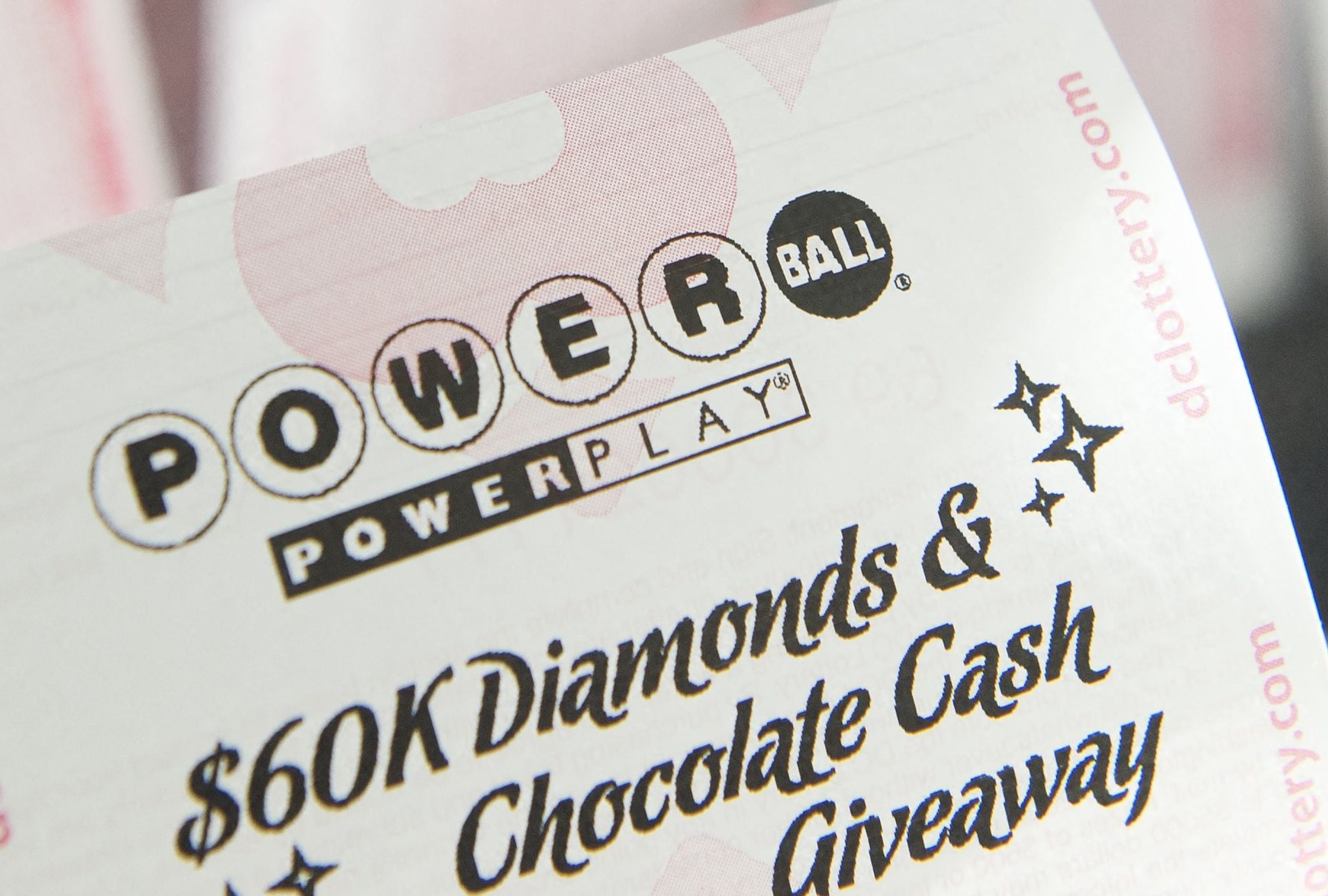 Revisa esta nota para conocer los números ganadores del Powerball en el sorteo del 07/01/2026 y averiguar si el premio mayor ya tiene dueño. (Foto: Saul Loeb / AFP)