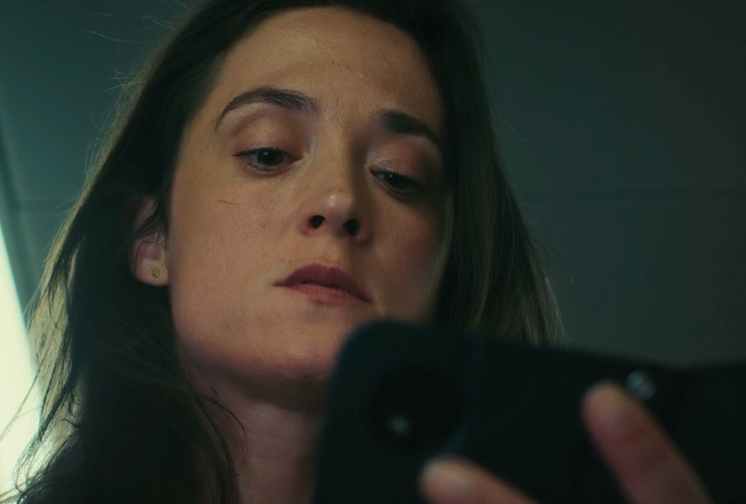Lisa Konrad, interpretada por Friederike Becht, elimina la grabación de la confesión de Robert al final de la serie alemana "La trampa" (Foto: Constantin Film / Netflix)