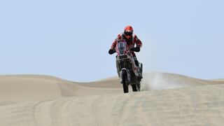 Israel Borrell, el motociclista español que corre el Dakar casi como peruano