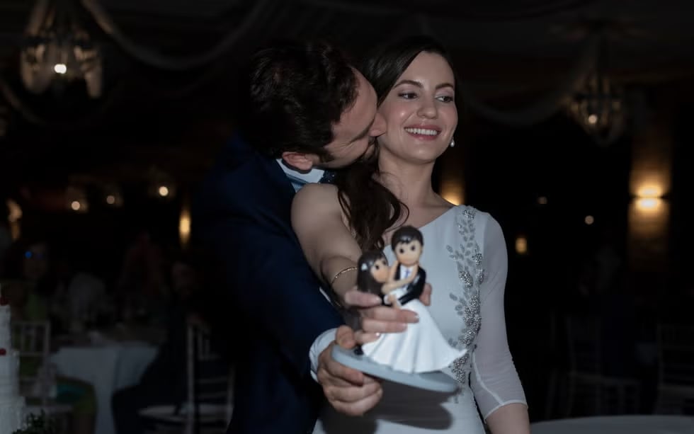 Álex Gadea interpreta a Arturo y Ivana Baquero interpreta a su esposa Maje en la película española "La viuda negra" (Foto: Netflix)