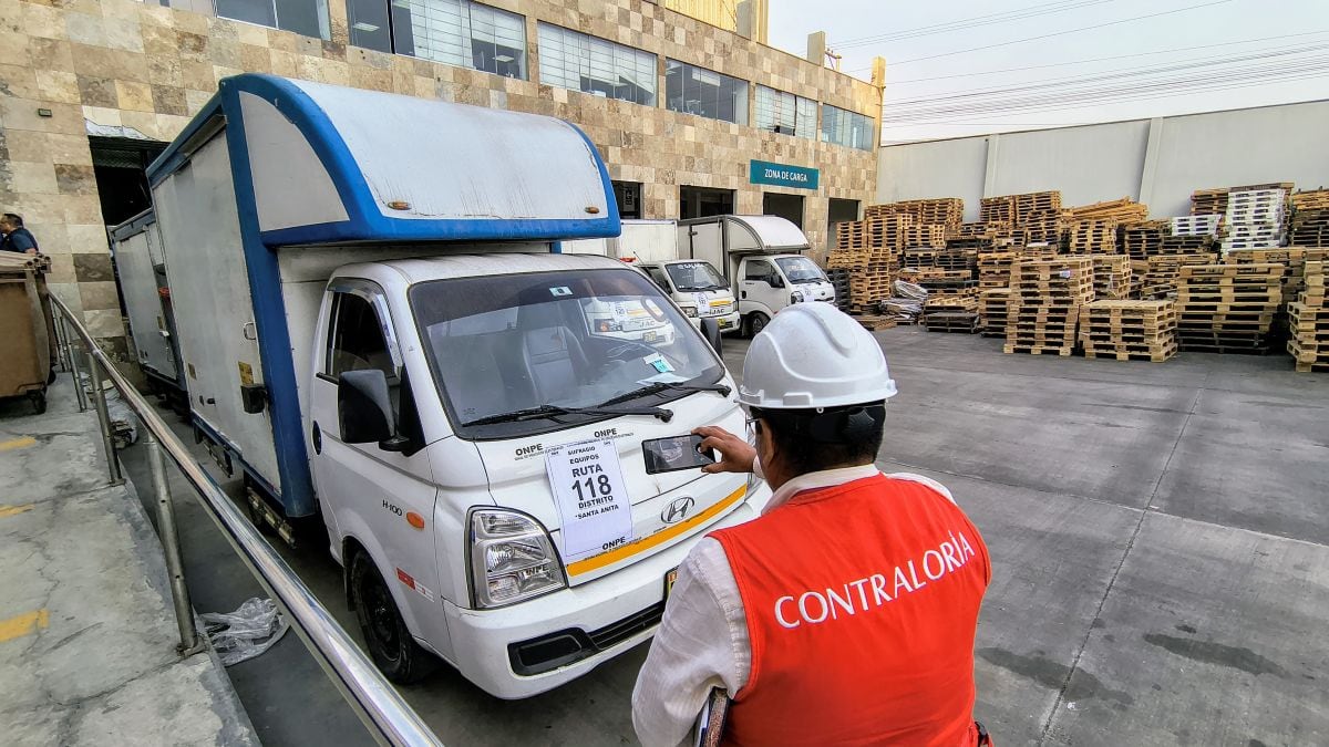 El informe vincula las irregularidades con retrasos en la distribución de material electoral que afectaron el derecho al voto de 55,261 electores en Lima Metropolitana. Foto: Contraloría.