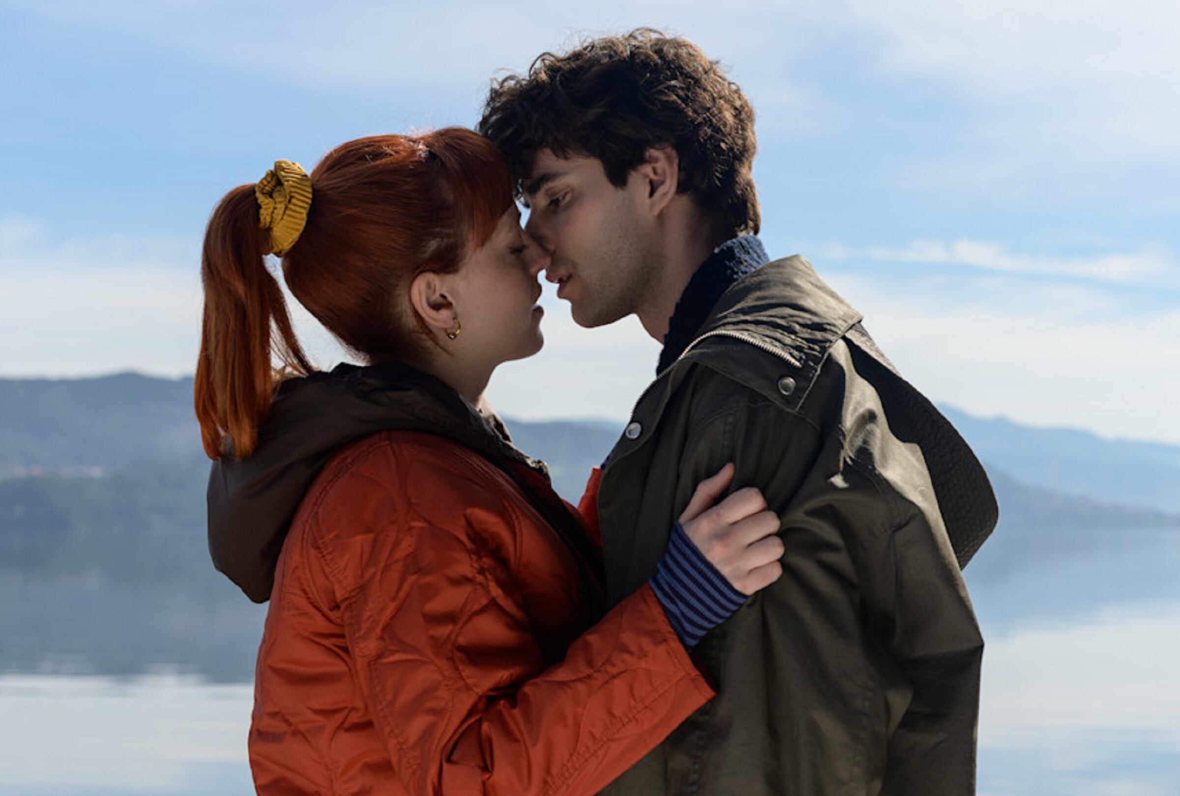Catalina Sopelana como Violeta y Álvaro Rico como Elmer en la serie española "El jardinero" (Foto: Netflix)