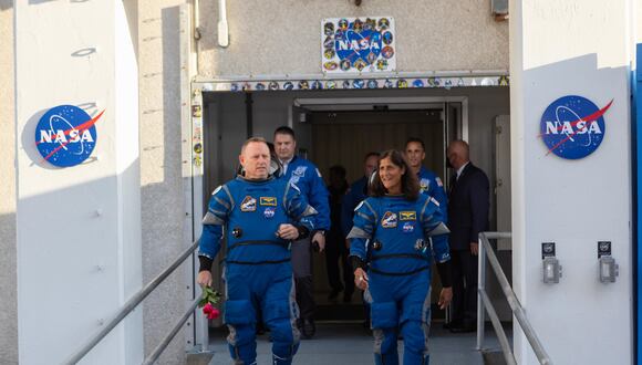 La primera misión espacial tripulada de la empresa Boeing pospuso de nuevo su regreso a la Tierra desde la Estación Espacial Internacional (EEI), que estaba previsto para mañana martes y ahora está en suspenso, debido a filtraciones de helio, señalan medios estadounidenses. EFE/Lacey Young/NASA