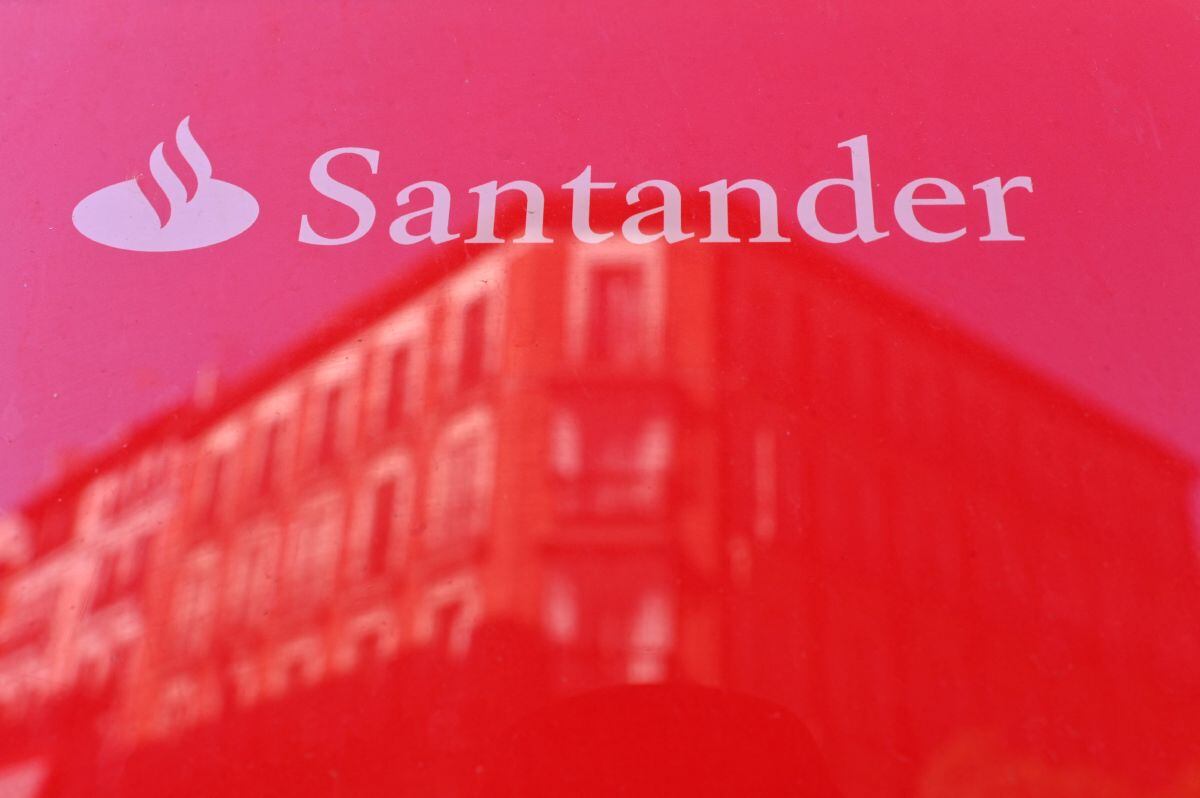 Logotipo del Banco Santander español en un edificio en Madrid. (Foto de GABRIEL BOUYS / AFP)