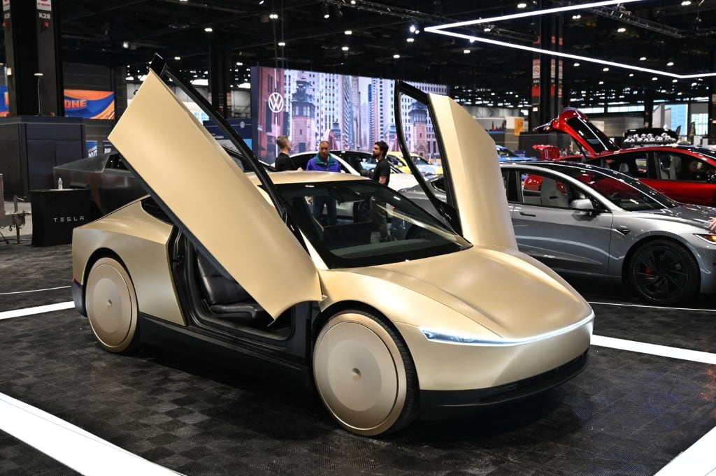 CHICAGO, IL - 6 de febrero de 2026: El robotaxi autónomo Tesla Cybercab se presentó con un llamativo acabado dorado durante la presentación a la prensa del Salón del Automóvil de Chicago 2026 en McCormick Place, Illinois. (Foto de Jacek Boczarski / Anadolu vía AFP)