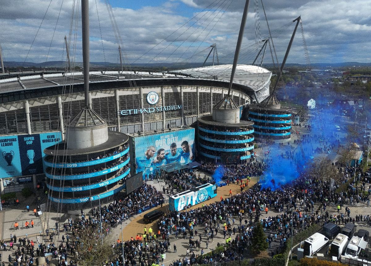 El autobús del Manchester City es recibido por los aficionados antes del partido de la Premier League entre el Manchester City y el Arsenal en el Etihad Stadium de Mánchester, Reino Unido, el 19 de abril.
